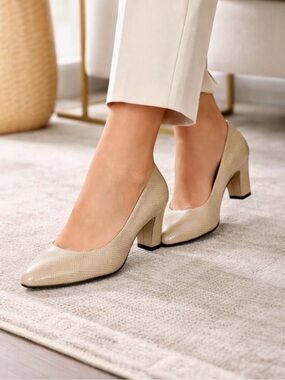Stuart Weitzman Beige Textured Pumps Size 6.5B Low Heel Work